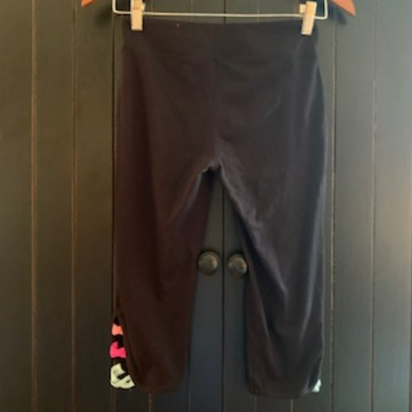 Girls size 14 yoga capris with cut out detail - Picture 3 of 6